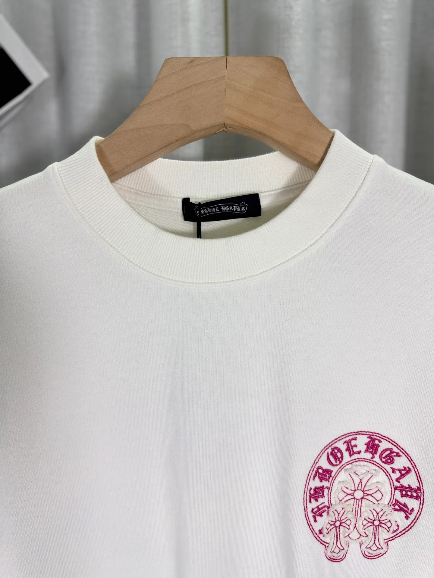 P270 top version, real shot without P, ​​different from market currency) 𝗖𝗵𝗿𝗼𝗺𝗲 𝗛𝗲𝗮𝗿𝘁𝘀/Cro Heart 2025 washed patch embroidery autumn and winter new original single counter American laser burnt 3D three-dimensional color embroidered couple casual sweatshirt 👑The highest version! Customized fabric 420g tripe terry fabric! American acid-washed and distressed original fabric laser burnt ✟appliqué embroidery and exquisite embroidery of letters! The best-selling model in the counter, very comfortable to wear. Accessories: original molded and authenticated collar label➕100% silk wash label. Genuine purchase-grade original hangtag➕matching hanging rope➕3D hanging beads➕original packaging bag. Craftsmanship: The original version has consistent wiring! The highest version of the armhole matching technique! Color: White Black Size: S M L XL Style Number: 25-307